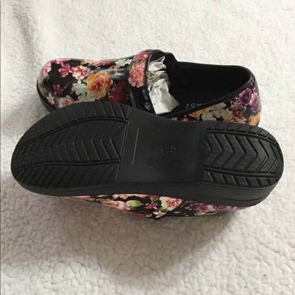 Women’s Clogs - Picture 4 of 4